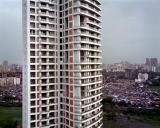 Illustration for article titled Maximum City: Dizzying Images of Mumbai's Sky High Building Boom